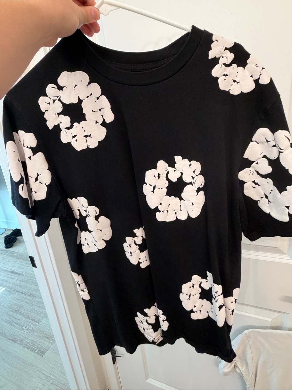 Black Floral Circle Print Crewneck Tee